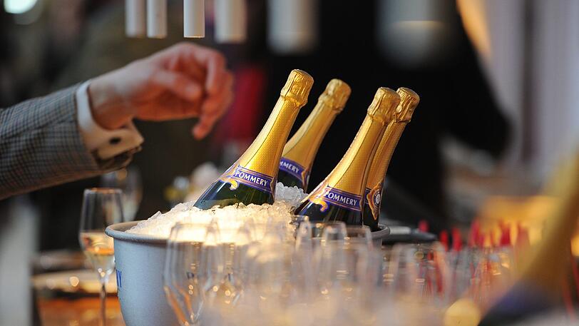 Der Verurteilte gönnte sich in einem Edel-Restaurant Champagner im Wert von 1.900 Euro - bezahlte aber seinen Teil der Rechnung nicht.