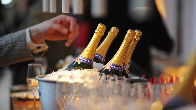 Der Verurteilte gönnte sich in einem Edel-Restaurant Champagner im Wert von 1.900 Euro - bezahlte aber seinen Teil der Rechnung nicht.