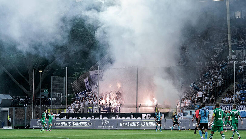 Anhänger des TSV 1860 München zündeten Pyrotechnik. Das dürfte den Verein viel Geld kosten.