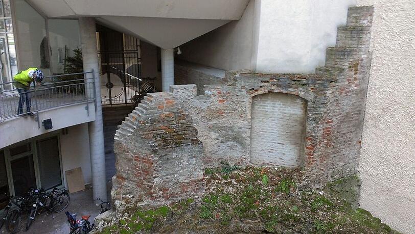 Im Innenhof am Thomas-Wimmer-Ring 1a: das Fundament des Prinzessturms und ein Rest der Zwingermauer. Im Innenhof am Thomas-Wimmer-Ring 1a: das Fundament des Prinzessturms und ein Rest der Zwingermauer.