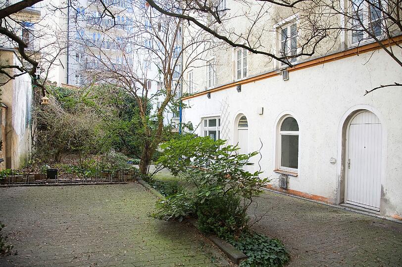 Der geschlossene Innenhof mit kleinem Garten. Eine ruhige Idylle.Man sieht das kleinere Rückgebäude.