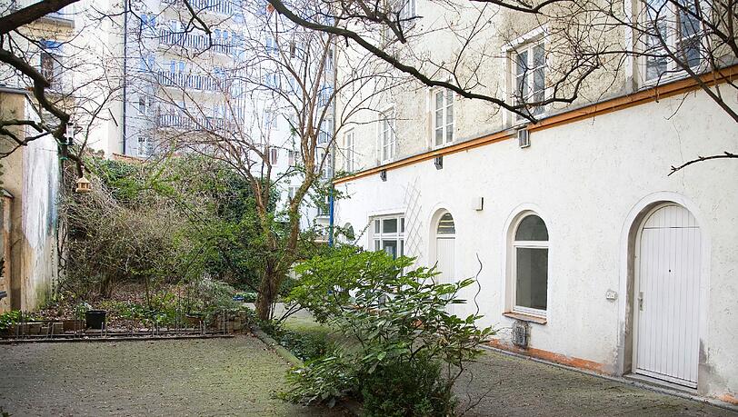 Der geschlossene Innenhof mit kleinem Garten. Eine ruhige Idylle.Man sieht das kleinere Rückgebäude. Der geschlossene Innenhof mit kleinem Garten. Eine ruhige Idylle.Man sieht das kleinere Rückgebäude.