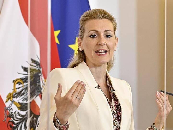 Arbeitsministerin Christine Aschbacher (ÖVP) verteidigt die Kindergeld-Regelung in Österreich.