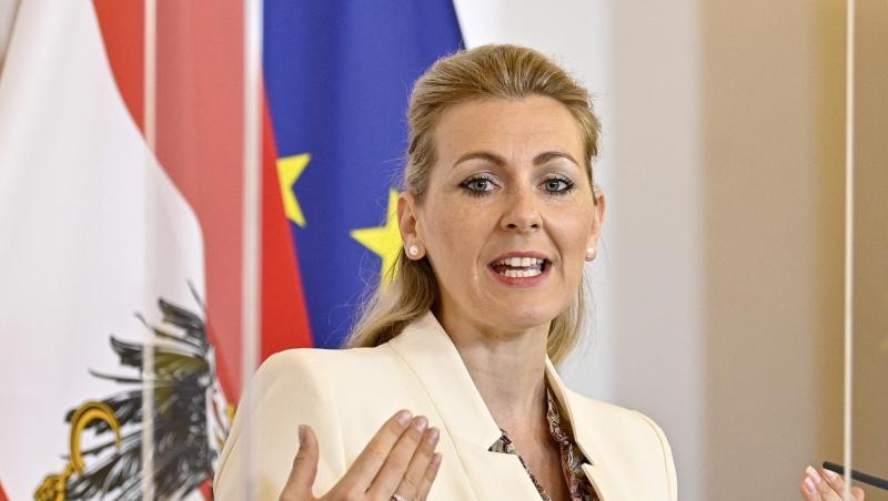 Arbeitsministerin Christine Aschbacher (ÖVP) verteidigt die Kindergeld-Regelung in Österreich. Arbeitsministerin Christine Aschbacher (ÖVP) verteidigt die Kindergeld-Regelung in Österreich.