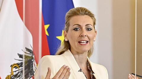 Arbeitsministerin Christine Aschbacher (ÖVP) verteidigt die Kindergeld-Regelung in Österreich.