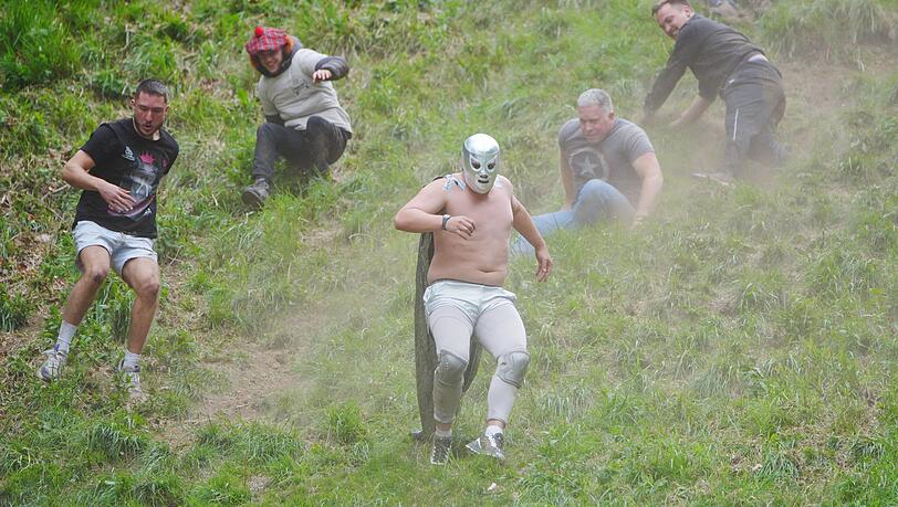 Jagd auf den Käse: Es geht einen steilen Hügel hinab. Jagd auf den Käse: Es geht einen steilen Hügel hinab.