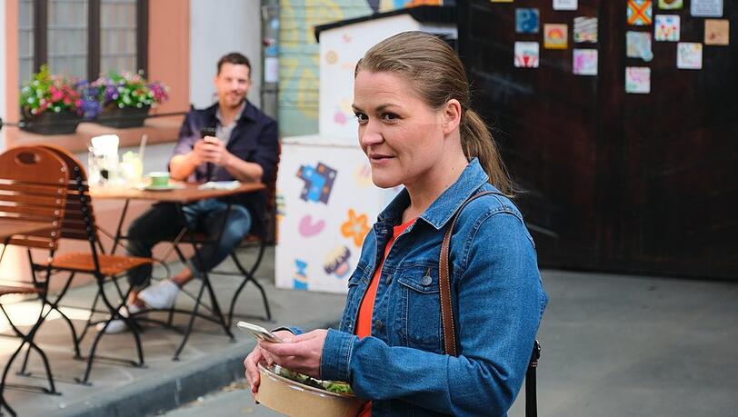 "Unter uns": Nadine genießt das angeregte Geplänkel zwischen Gunnar (h.) und ihr.