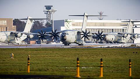 Deutsche Bundeswehr-Soldaten sind am Morgen vom Fliegerhorst Wunstorf nach D&auml;nemark gestartet.