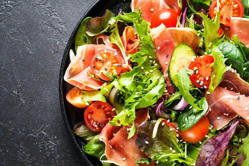 Sie k&ouml;nnen auch ein Sandwich in einen Salat verwandeln. Wie das geht, zeigt der Grinder-Salad. Daf&uuml;r wird ein Kopf Eisbergsalat (etwa 400 Gramm) oder R&ouml;mersalat fein gehackt und in eine gro&szlig;e Sch&uuml;ssel gegeben. Dazu kommen 100 Gramm in Streifen geschnittene Salami, 100 Gramm gekochter Schinken, 100 Gramm gew&uuml;rfelter Provolone oder Mozzarella, eine halbe rote Zwiebel in feinen Scheiben sowie 50 Gramm eingelegte Peperoncini.