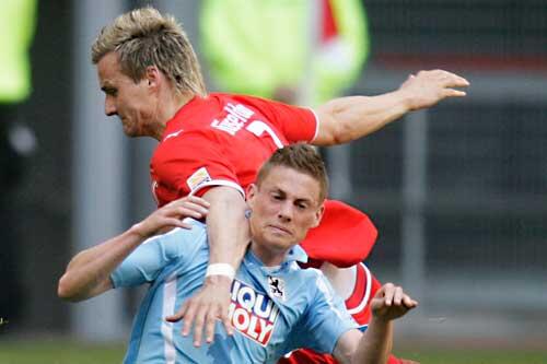 Zweikampf zwischen Düsseldorfs Oliver Fink (l) und Münchens Sandro Kaiser.