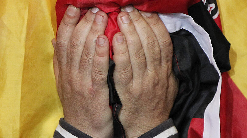 Tränen, Trauer, Tragik: Nach dem Halbfinal-K.o. gegen Italien können es viele Fans nicht fassen, dass der Traum vom EM-Titel vorbei ist. Die Bilder