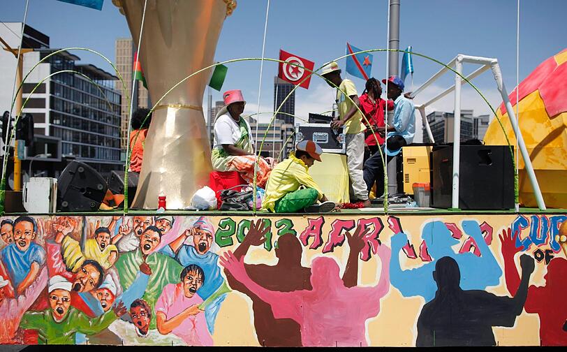 In Johannesburg in Südafrika findet jedes Jahr am 31.12 die Silvesterparade statt. Ein riesiger Karneval zieht hier durch die Innenstadt von Johannesburg und die Menschen feiern den letzten Tag des Jahres.