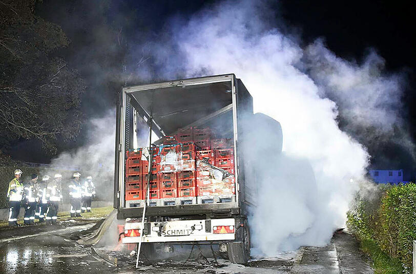 Auf der Staatsstraße bei Aying ist am Donnerstagmorgen ein Fleischtransporter völlig ausgebrannt. Die Bilder.