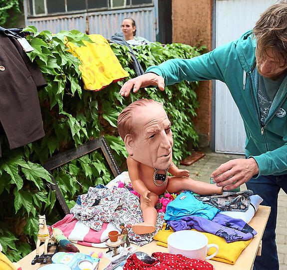 Kopfsache: Auch diese Puppe mit Maske wird ein neues Heim finden.