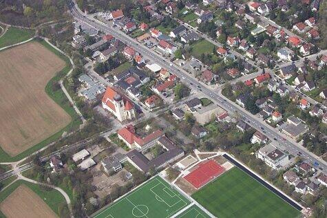 Die "alte" Schule an der Grandlstraße aus der Vogelperspektive.