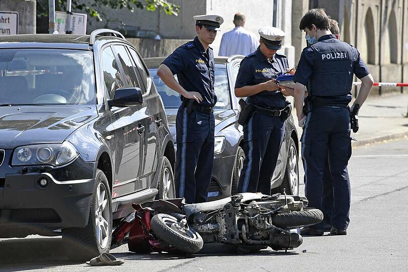 Am Freitagnachmittag kollidiert ein Roller-Fahrer mit einer Tram-Bahn und erliegt im Krankenhaus seinen Verletzungen.