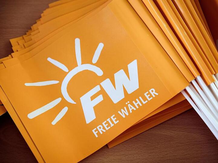 Fähnchen mit dem Logo der Partei Freie Wähler liegen aufeinander. Foto: Nicolas Armer/Archiv