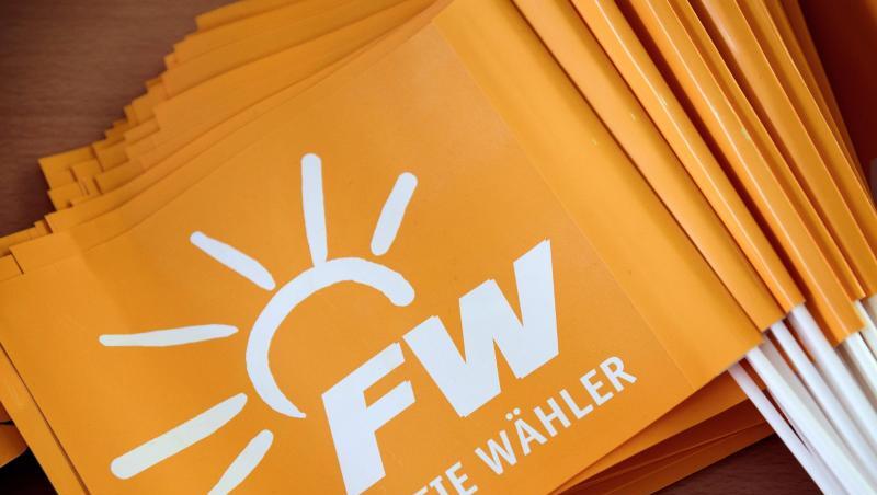 Fähnchen mit dem Logo der Partei Freie Wähler liegen aufeinander. Foto: Nicolas Armer/Archiv