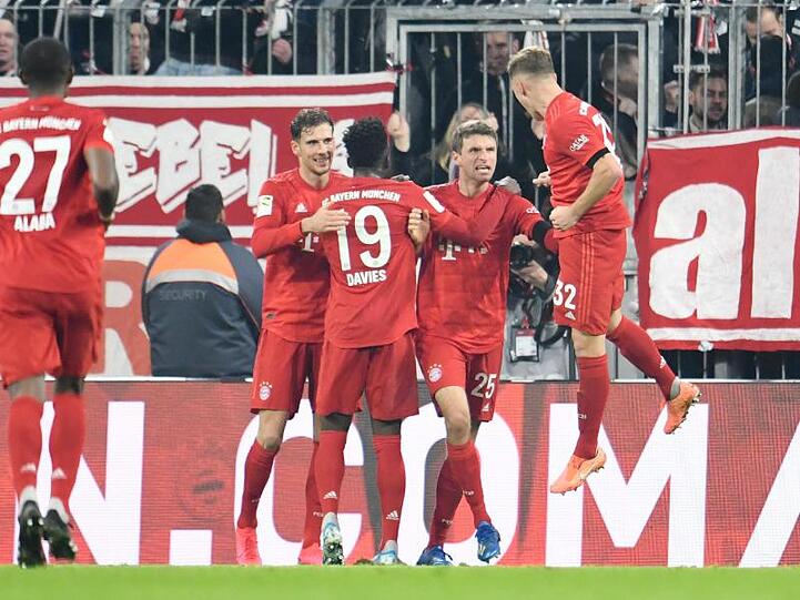 Die Bayern bejubeln das 2:0 durch Thomas Müller (2.v.r.).