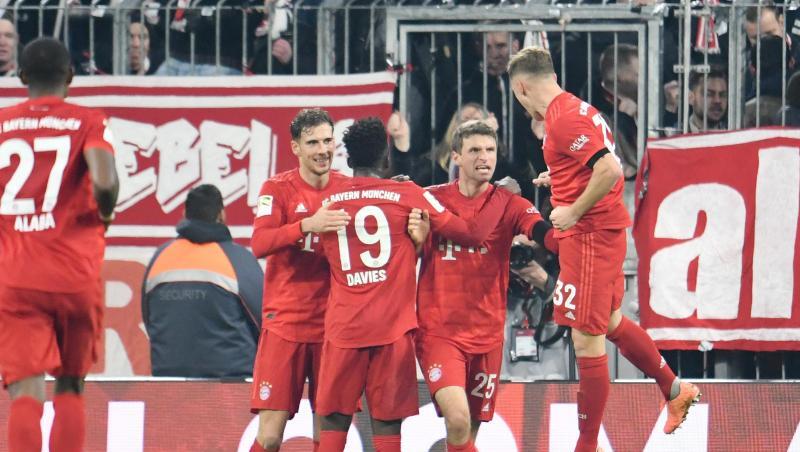 Die Bayern bejubeln das 2:0 durch Thomas Müller (2.v.r.). Die Bayern bejubeln das 2:0 durch Thomas Müller (2.v.r.).