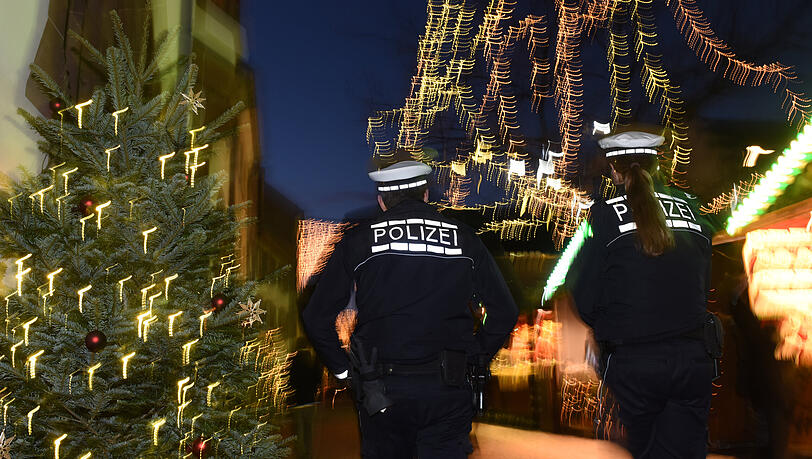 Wegen Ruhestörung rückten Polizisten an - in einem Mehrfamilienhauses in Anzing wurde an Heiligabend zu laut gefeiert (Symbolbild).