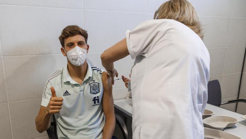 Der spanische Nationalspieler Marcos Llorente wird gegen das Coronavirus geimpft.