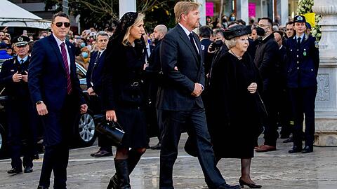 Nicht nur Willem-Alexander, Máxima und Beatrix der Niederlande reisten zur Trauerfeier für Konstantin II. nach Athen.
