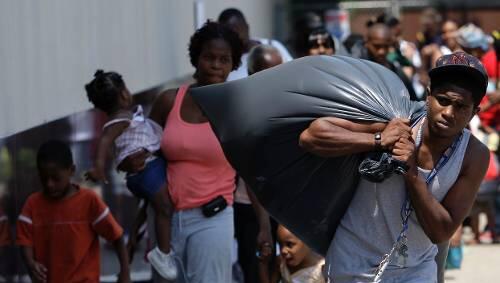 Jeffrey Vannor, ein Einwohner von New Orleans, flüchtet mit seinen Habseligkeiten aus der Stadt. Jeffrey Vannor, ein Einwohner von New Orleans, flüchtet mit seinen Habseligkeiten aus der Stadt.