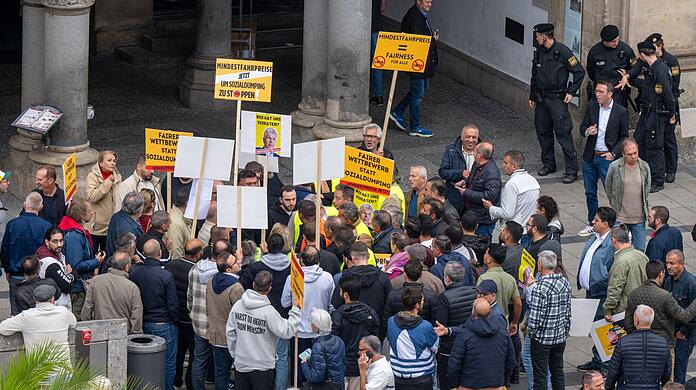 Taxifahrer bangen wegen der Konkurrenz durch Uber und Co. um ihre Existenz. (Archivbild)