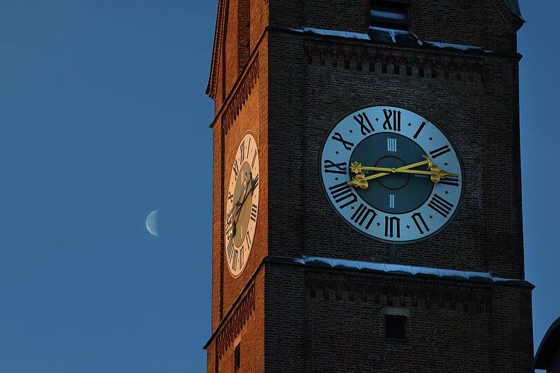 Allerheiligenkirche am Kreuz mit Mond in aller Fr&uuml;he.