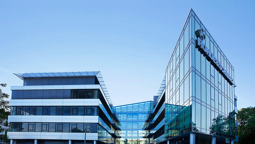 Die Zentrale von Rohde & Schwarz in der Mühldorfstraße (Berg am Laim). Bei dem Konzern sind deutschlandweit fast 10.000 Mitarbeiter angestellt. Die Zentrale von Rohde & Schwarz in der Mühldorfstraße (Berg am Laim). Bei dem Konzern sind deutschlandweit fast 10.000 Mitarbeiter angestellt.