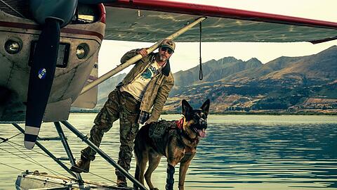 Brad Pitt k&auml;mpft in "Eiserne Wildnis - Heart of the Beast" gegen die Natur.