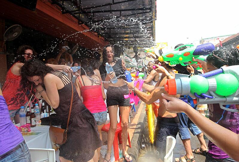 Die Bilder vom großen Songkran-Fest in Bangkok, deer größten Wasserparty der Welt.