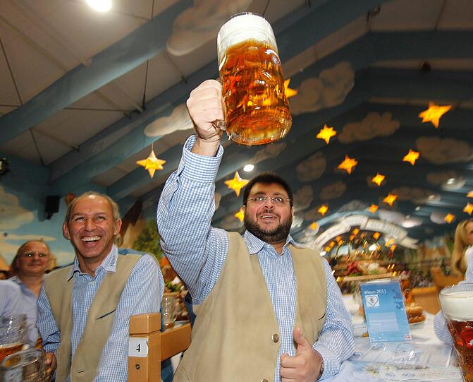 Jedoch hat der Jordanier dieses Jahr sowieso seinen ganz eigenen Wiesn-Hit erhalten: "Mia ham an Scheich" der Münchner Band Rockaholixs Buam.