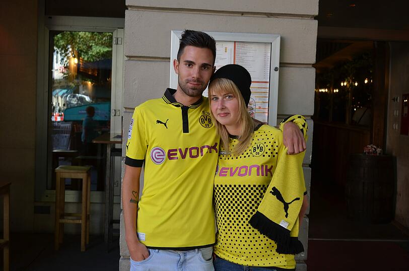 Isa und Chris, Fan-Klub Stuttgarter Borussen: "Da geht gar nix für die Löwen! Da werden ja ungefähr 17 000 BVB-Fans im Stadion sein, da geht es ordentlich rund. Wir fahren sonst auch oft zu Auswärtsspielen, aber diesmal ist es schon was Besonderes."