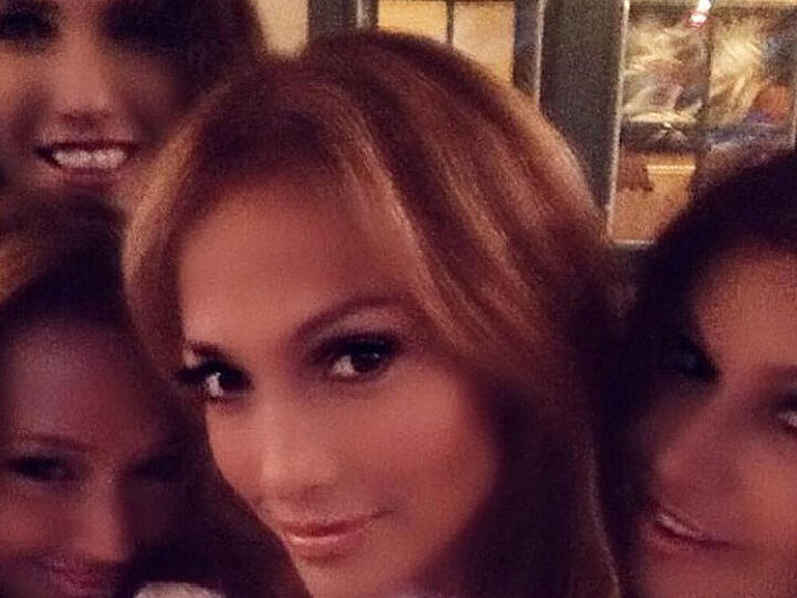 Ladies Night mit J.Lo., Schwester Lynda (hinten), Leah Remini (l.) und Loren Ridinger (r.)
