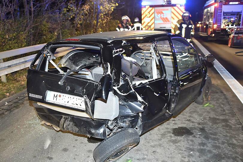 Völlig demoliert kam der schwarze Twingo auf der Fahrbahn der A95 zum Stehen.