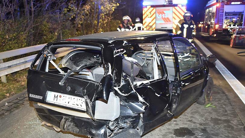 Völlig demoliert kam der schwarze Twingo auf der Fahrbahn der A95 zum Stehen. Völlig demoliert kam der schwarze Twingo auf der Fahrbahn der A95 zum Stehen.