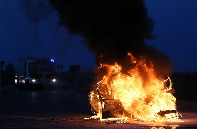 Spektakulärer Brand eines Pkw in Ampfing - die Bilder von den Löscharbeiten.