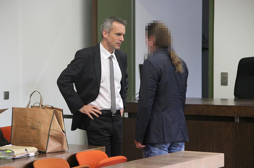 Der Täter (r.) und sein Anwalt.