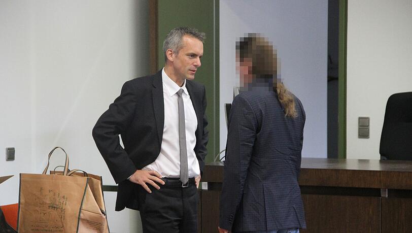 Der Täter (r.) und sein Anwalt. Der Täter (r.) und sein Anwalt.