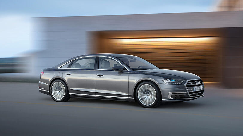 Der neue Audi A8 zeigt die Weiterentwicklung des Markengesichts mit dem markanten sechseckigen Kühlergrill.