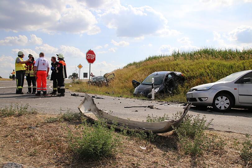 Bei Rothenburg ob der Tauber ist es am Sonntag zu einem schrecklichen Unfall gekommen. Zwei Menschen starben noch an der Unfallstelle, eine junge Frau erlag ihren Verletzungen in der darauffolgenden Nacht.