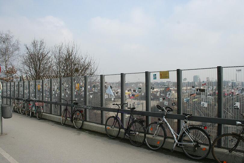 Auf der Friedenheimer Brücke wurde besonders wild geklebt.