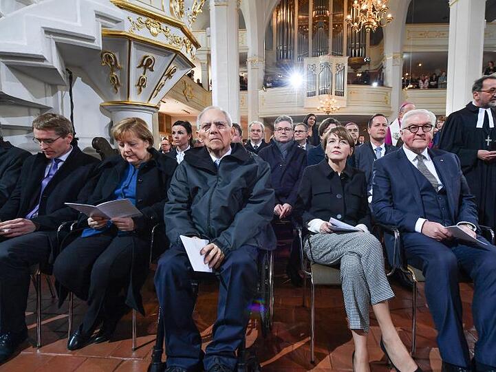Bundesratspräsident Daniel Günther (l-r), Bundeskanzlerin Angela Merkel, Bundestagspräsident Wolfgang Schäuble und Bundespräsident Frank-Walter Steinmeier mit Frau Elke Büdenbender in der Herderkiche in Weimar.