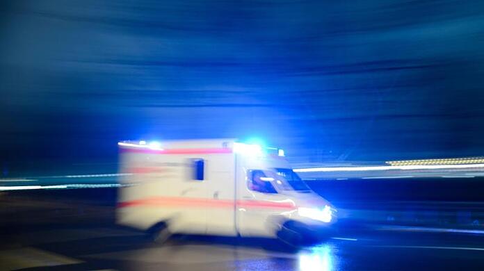 Der schwer verletzte Mann wurde mit dem Krankenwagen in eine Klinik gebracht. (Symbolbild)