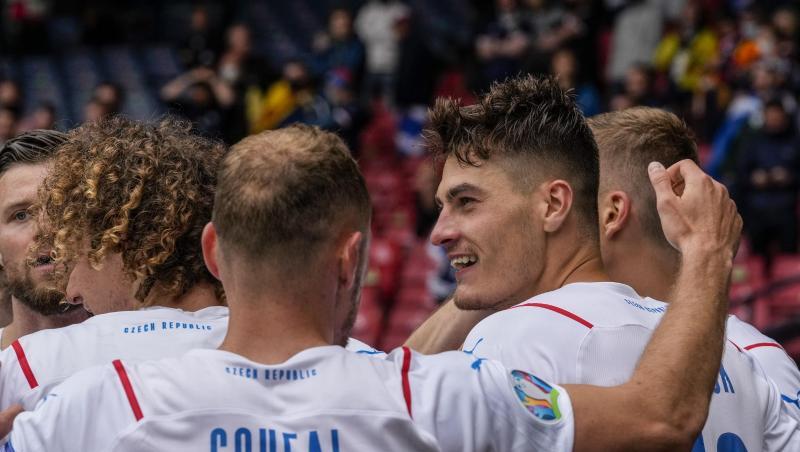 Tschechien um Doppeltorschütze Patrik Schick (r) gewann in Glasgow gegen Schottland.