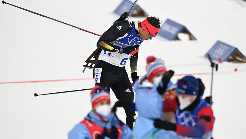 Während die Biathleten aus Norwegen jubeln kommt Philipp Nawrath (hinten) ins Ziel.