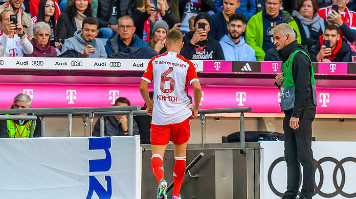 Bitterer Nachmittag: Für Joshua Kimmich ging es bereits nach vier Minuten wieder in die Katakomben der Allianz Arena.