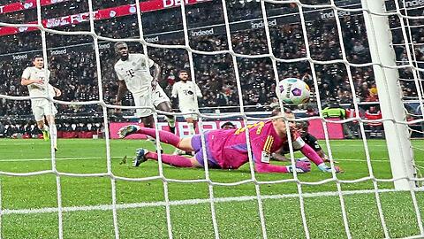 Drin, das Ding: Auch Nationaltorwart Manuel Neuer macht beim 0:2 durch Junior Dina Ebimbe bei der 1:5-Klatsche des FC Bayern bei Eintracht Frankfurt eine unglückliche Figur.